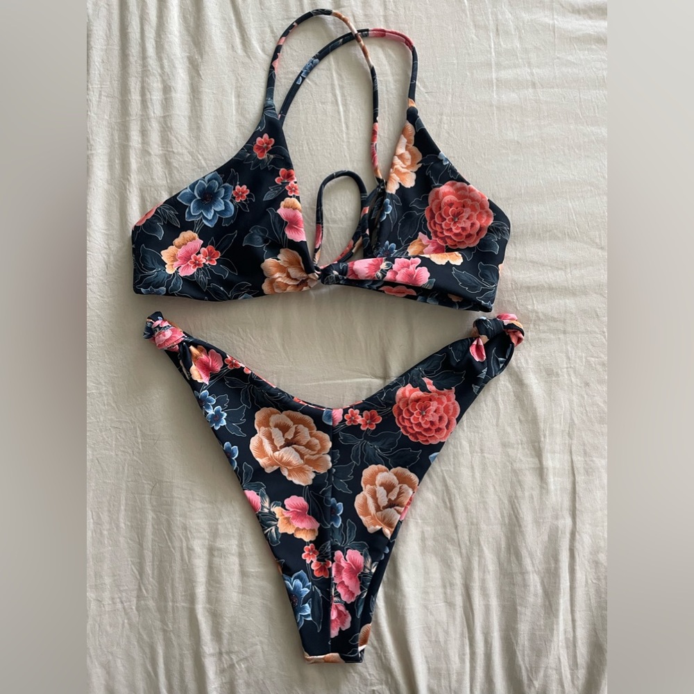 SKATIE BIKINI SET - TAHITI TOP (SARAH STYLE) - TAHITI BOTTOM (SUZANNE STYLE)